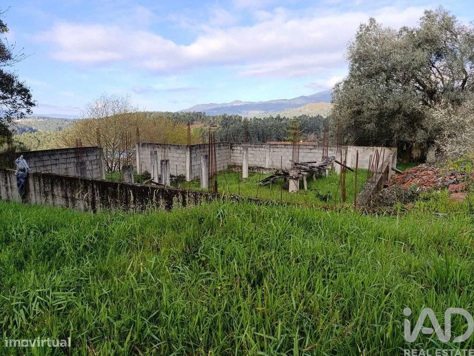 Terreno em Chaviães e Paços de 302,00 m2