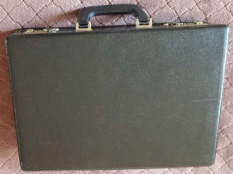 Валіза типу дипломат. Натуральна шкіра. Колір чорний.