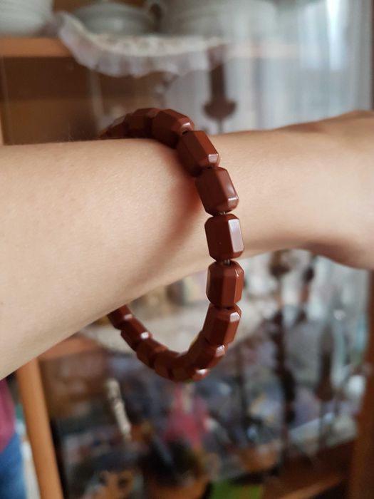 Браслет из бусин Нуга Бест