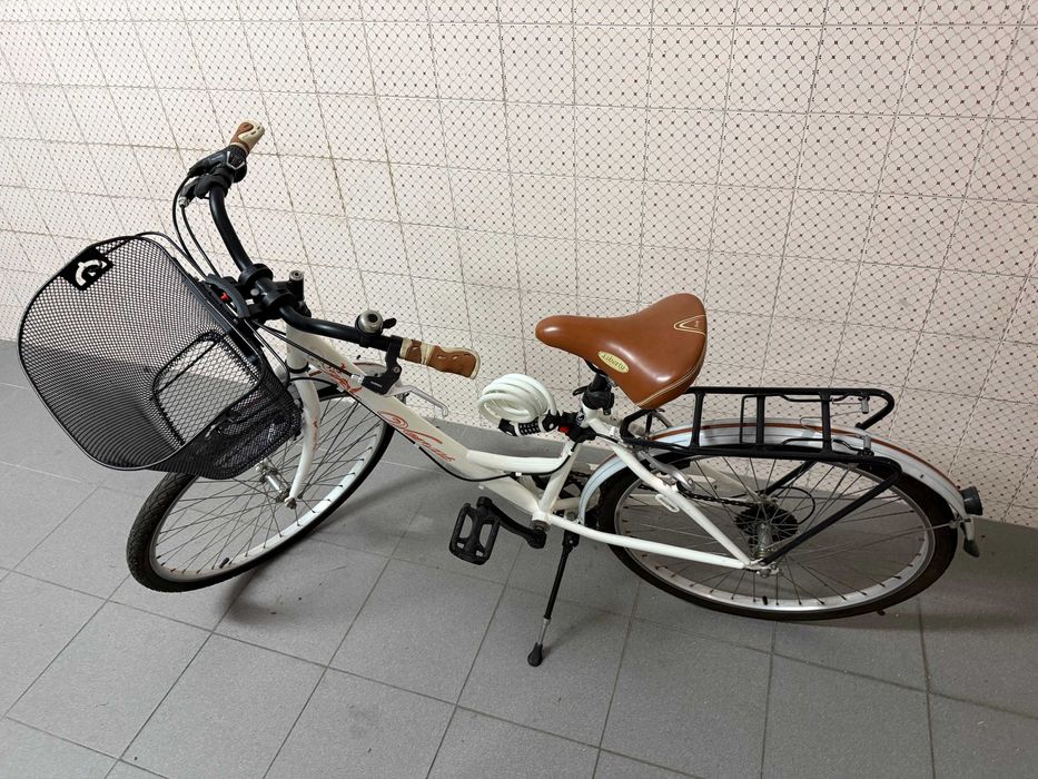 Bicicleta senhora branca com cesto, luzes led e aloquete