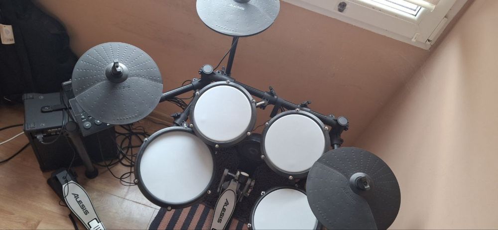 Alesis Nitro Max kit електронні барабани