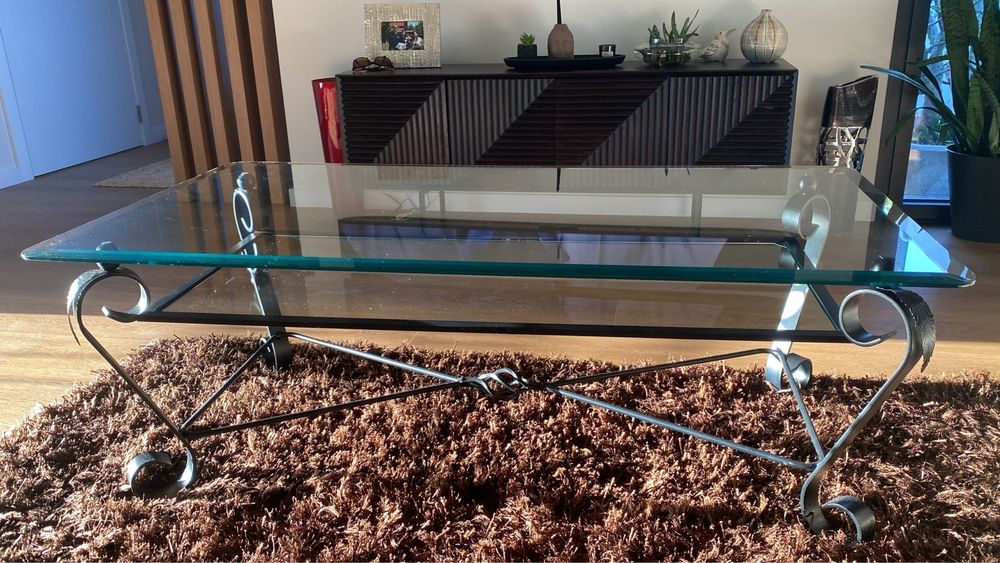 Mesa Baixa de Vidro e Ferro