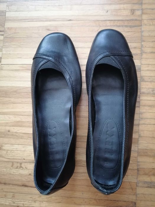 Sapatos pretos em pele, tamanho 36, usados uma vez, marca FLEXX