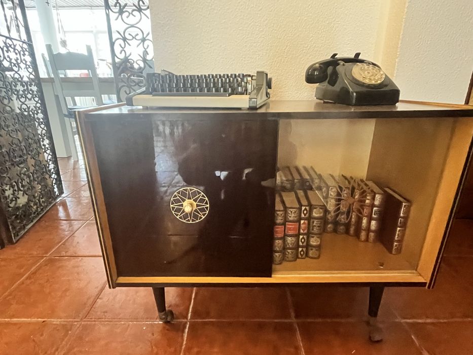 Movel antigo em madeira com portas de correr