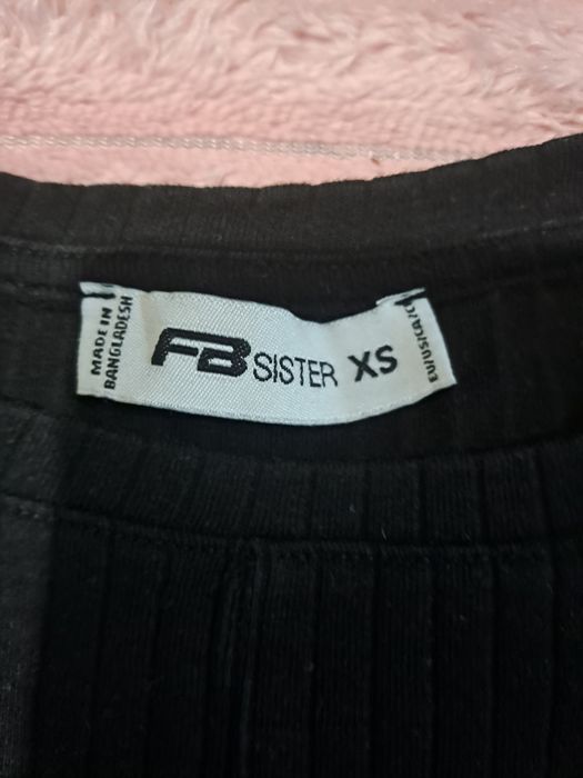 Czarny top z wiązaniem