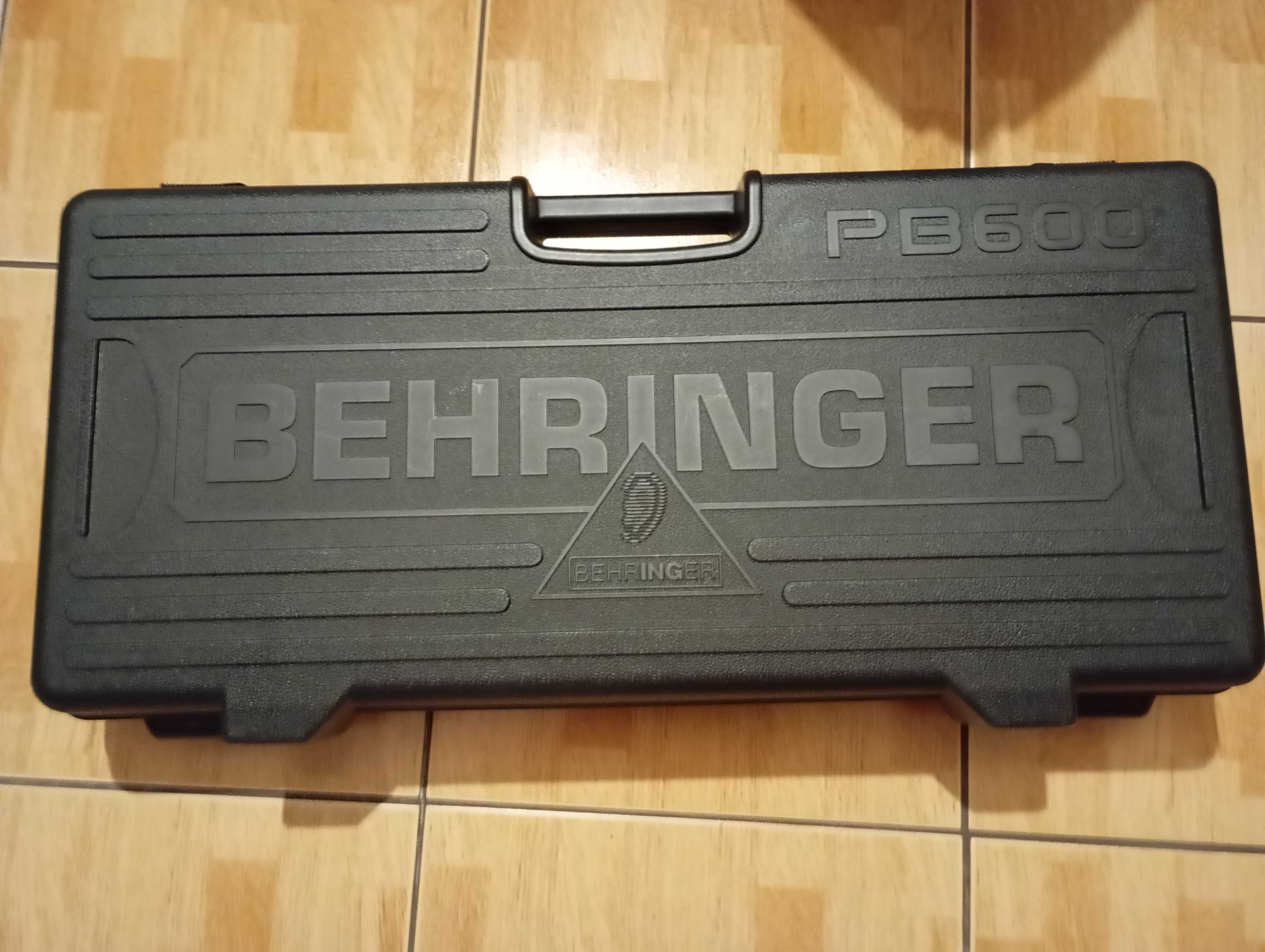 Pedalboard na efekty Behringer PB600 z zasilaczem