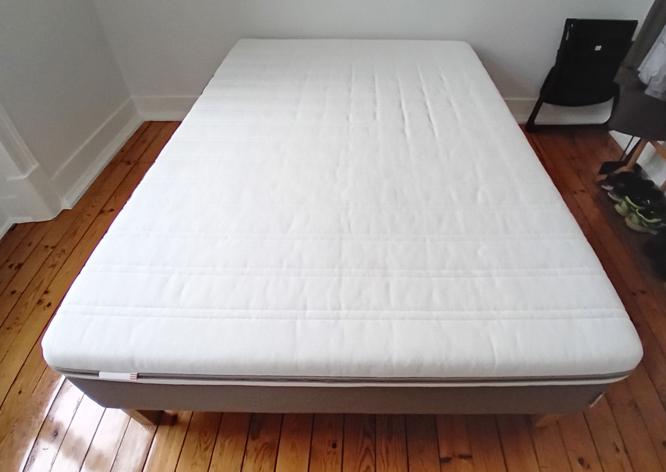 Cama Casal IKEA 140x200cm, pernas 20cm e colchão