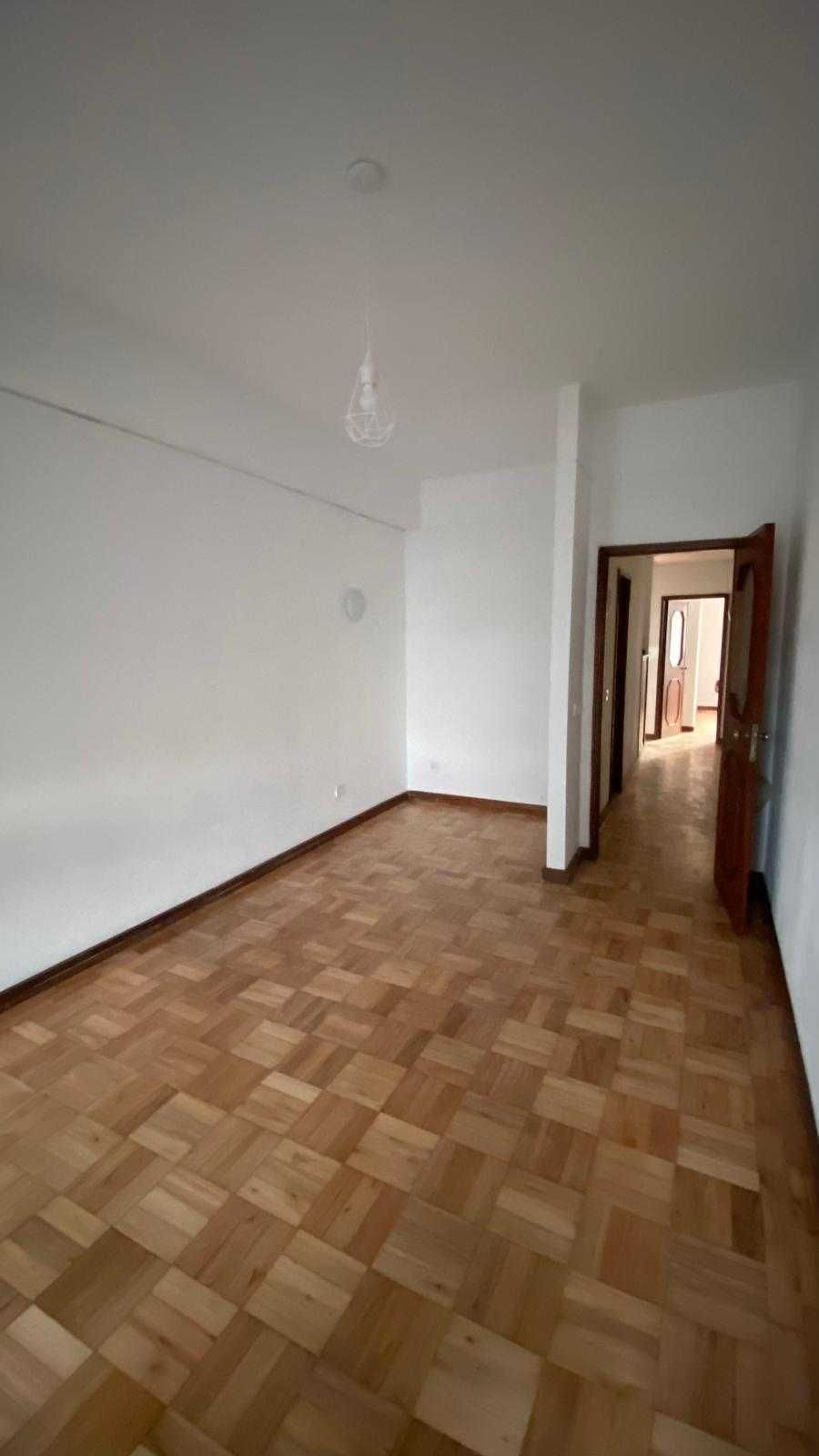 Apartamento T2+1 com terraço, Bonfim, próximo praça Rainha D. Amélia
