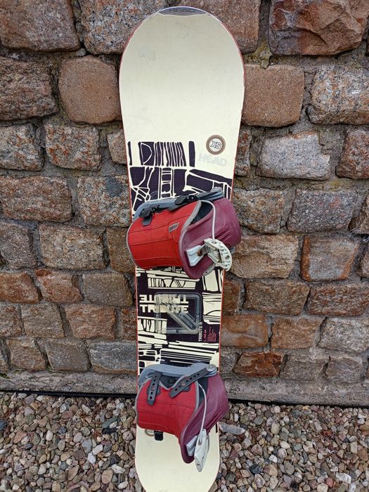 Deska snowboardowa Head Tribute R 144 cm z wiązaniami Flow.