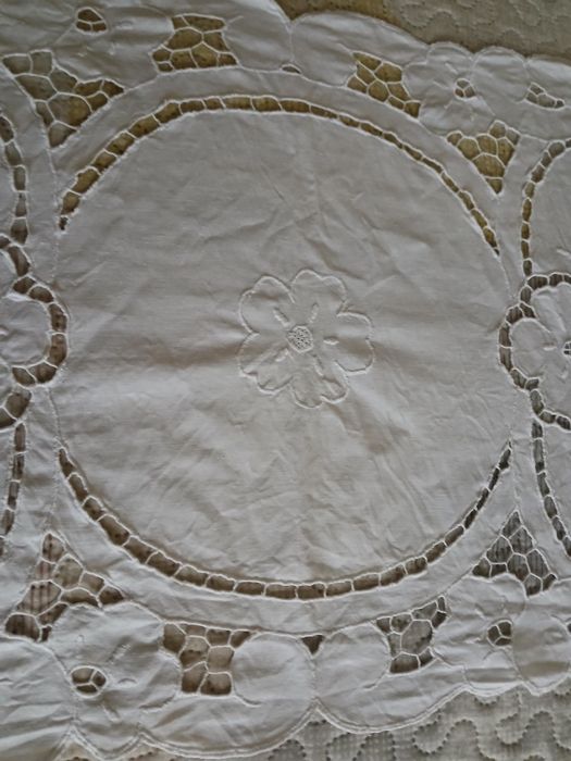 Centro de mesa bordado Richelieu