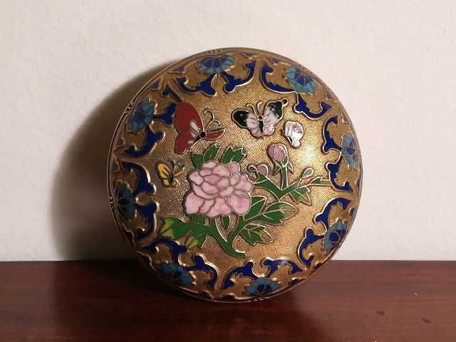 Caixa redonda em metal e loiça com desenhos coloridos em alto-relevo