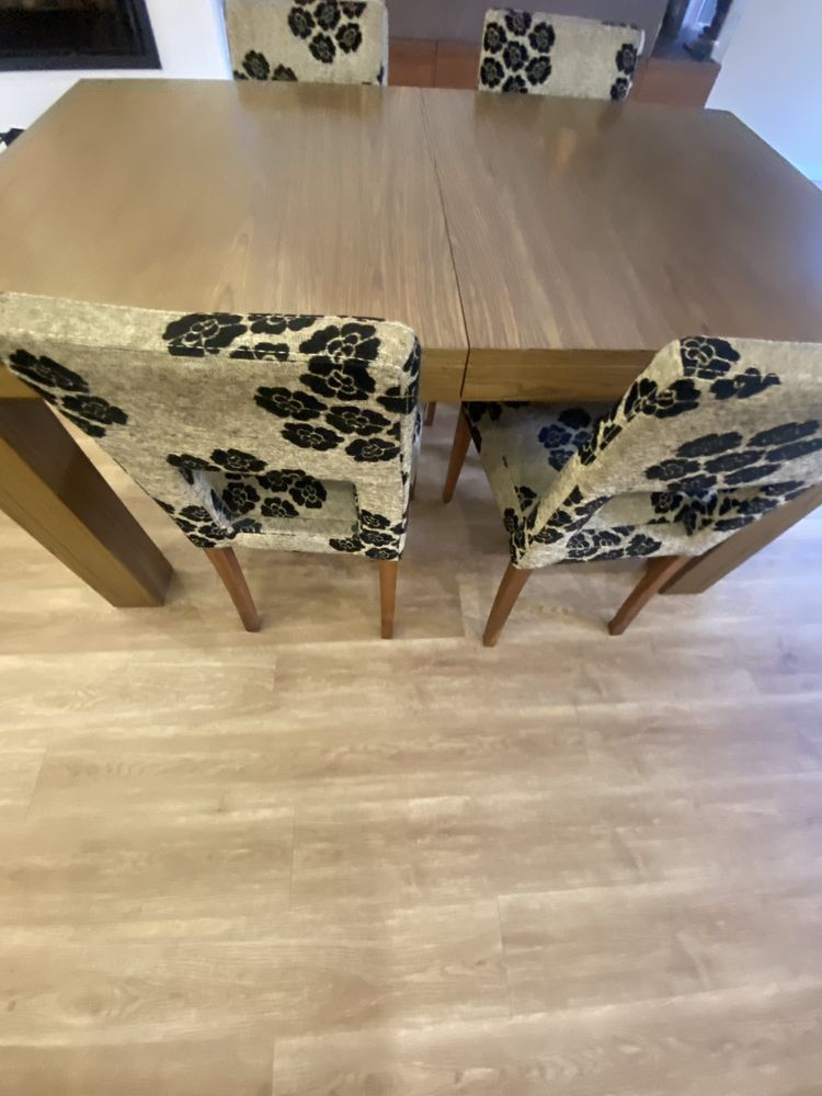 Mesa com quatro cadeiras