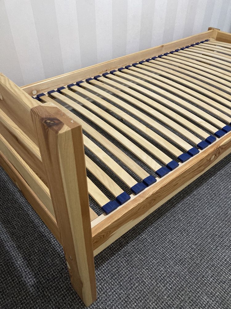 Łóżko pojedyncze drewniane