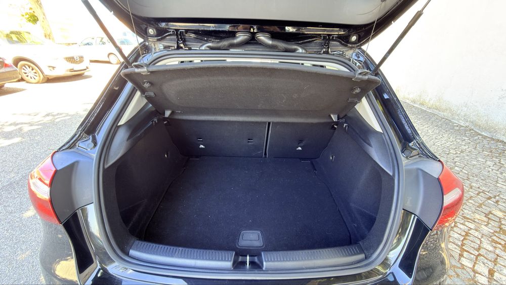 Vendo Mercedes-Benz Classe A 160, versão gasolina de 2020