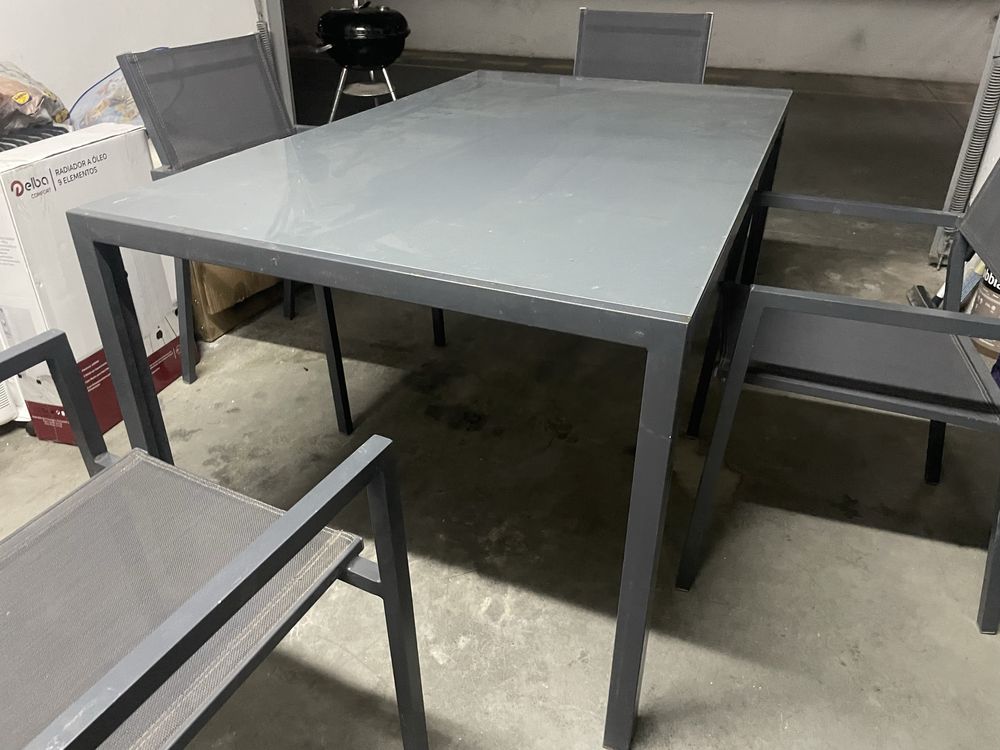 Mesa em vidro com 4 cadeiras