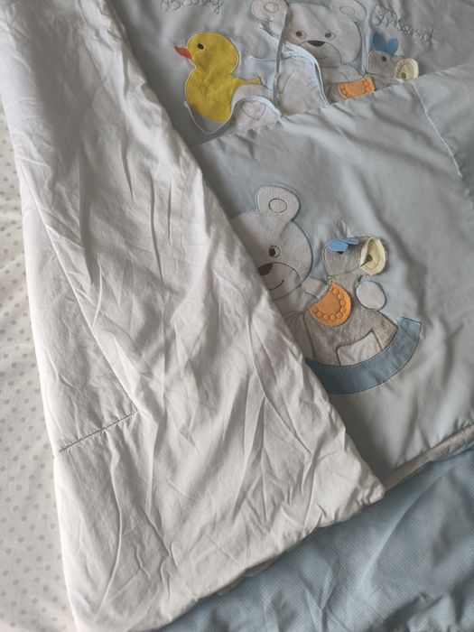 Edredão e resguardo de berço