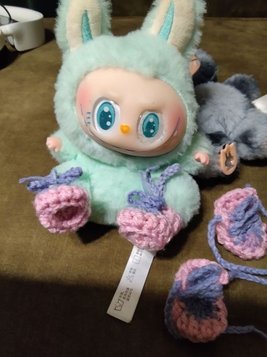 Ubrania dla LABUBU. Trampki. Dziergam ubrania na zamówienie.