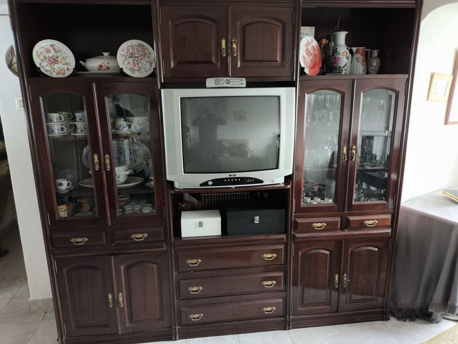 Mobília de sala com TV cadeiras e mesa