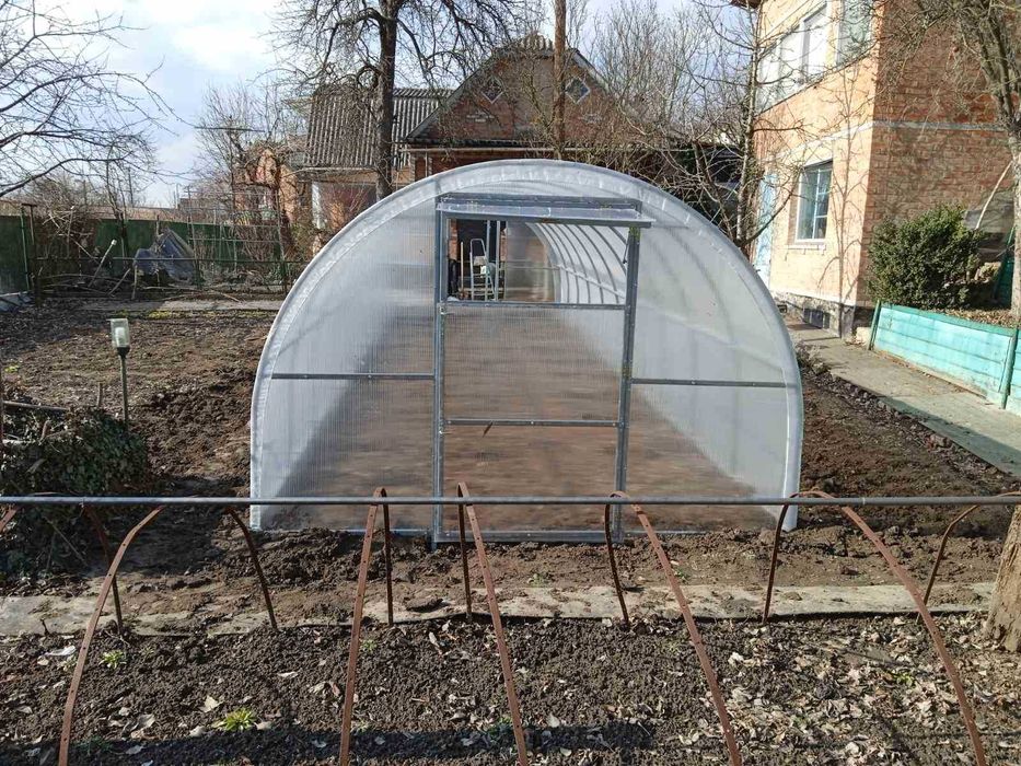 Теплиці та парники для вирощування овочів та росзади