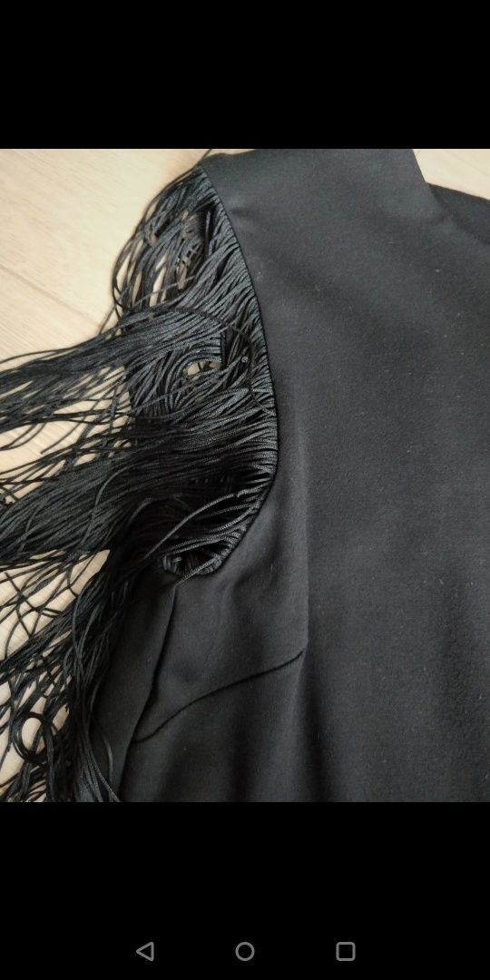 Czarna prosta sukienka z frędzlami na ramionach