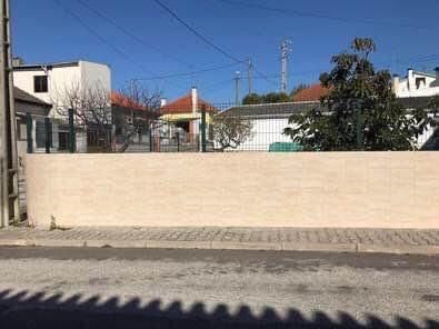 Lote de construção com anexos e garagem