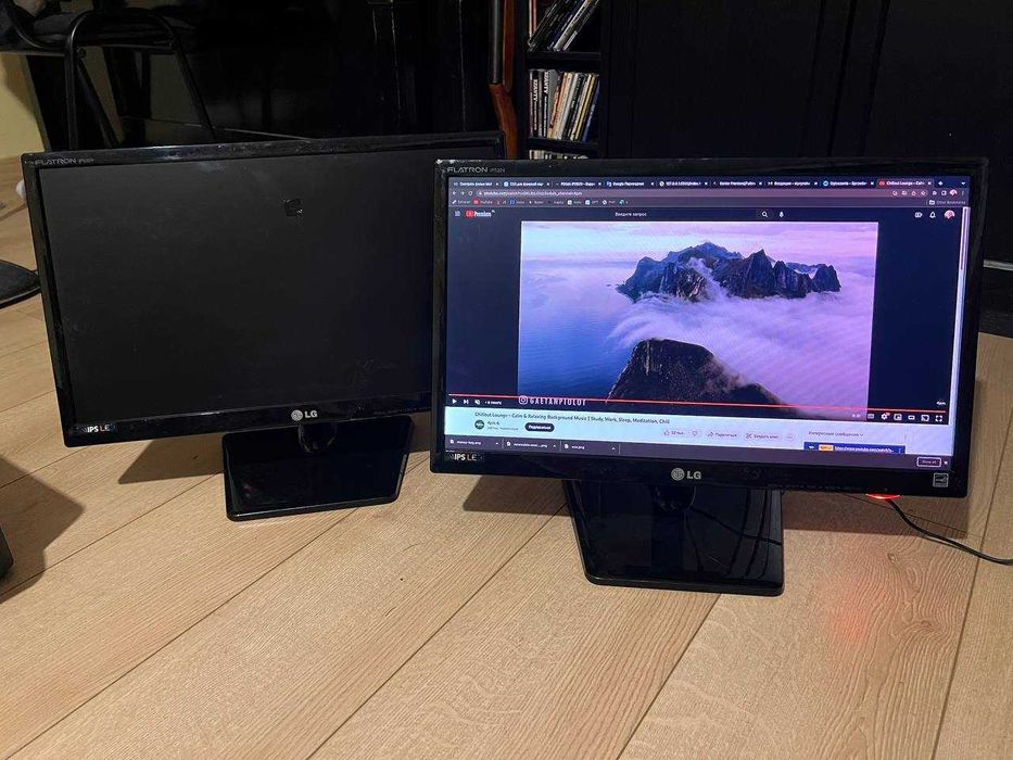 Dwa monitory LG FLATRON IPS224V-PN