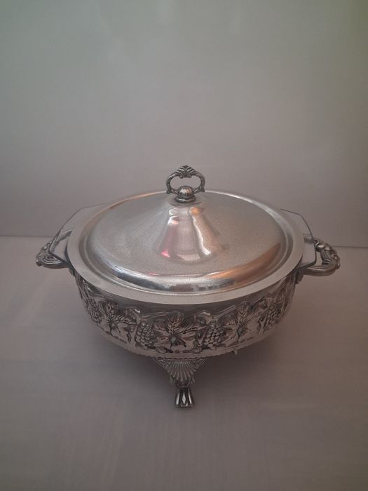 Antiga Terrina com Pyrex e Tampa em Casquinha