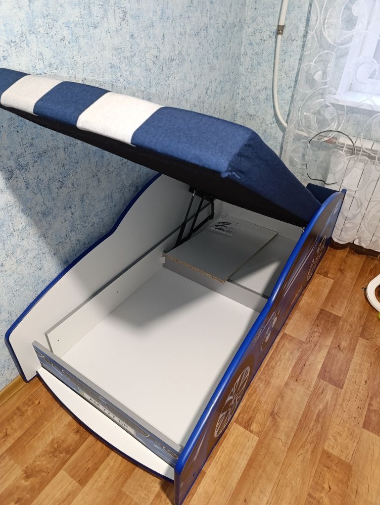 Срочно!!!Дитяча кровать машинка в ідеальному стані