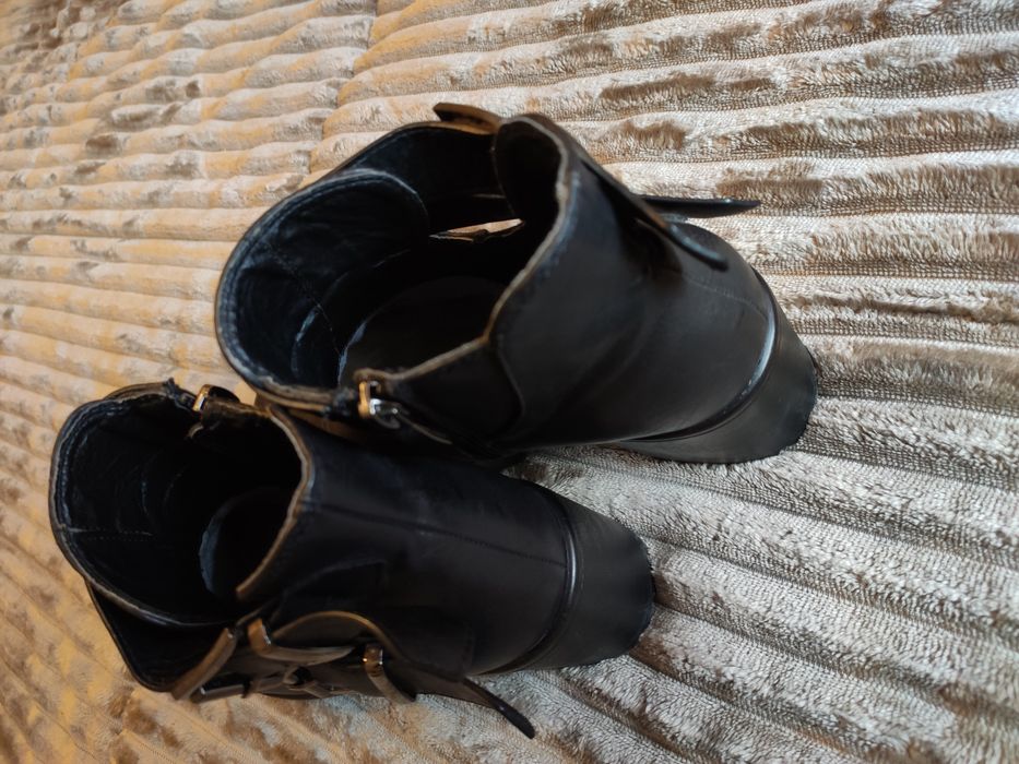 Botins pretos com salto