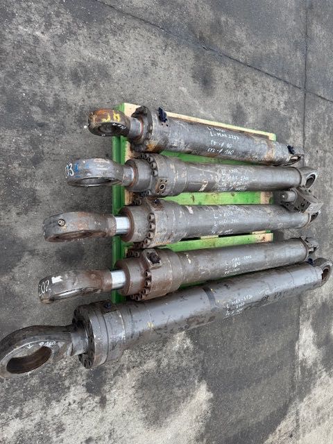 Siłownik hydrauliczny L 1700 MM do akerman