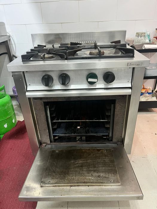 Vendo fogão industrial com forno 79cm comprimento X