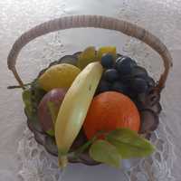 Plastikowe owoce prl w ceramicznym koszyku
