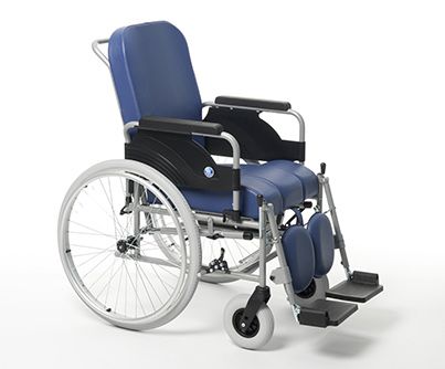 Wózek specjalny Vermeiren 9300 dla osoby z niepełnosprawnością.