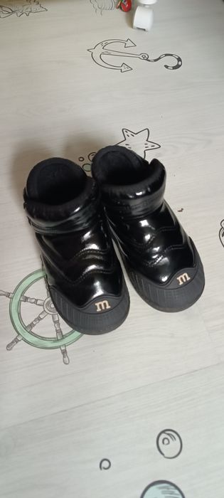 Продам дитячий зимовий комбінезон з чоботами,шапка в подарунок