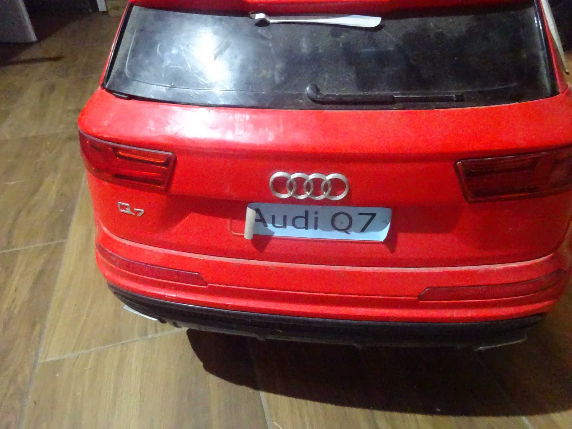 samochód osobowy do naprawy na akumulator czerwone Audi dla dziecka