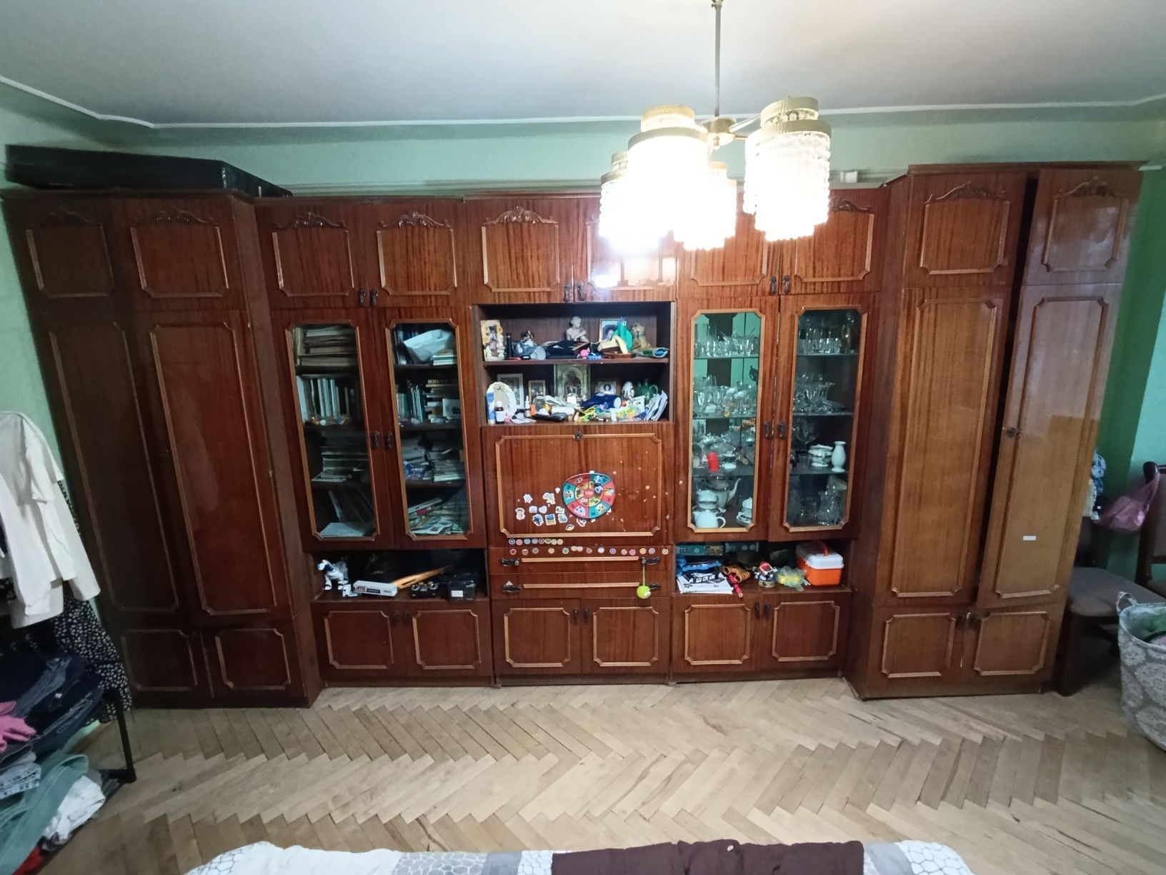 Стінка коричневого кольору.