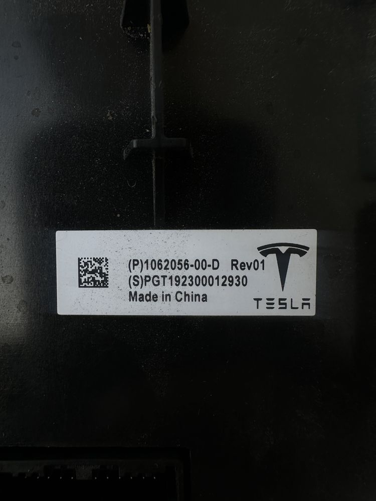 Блок управління задніх дверей Tesla Model X 1062056-00-D