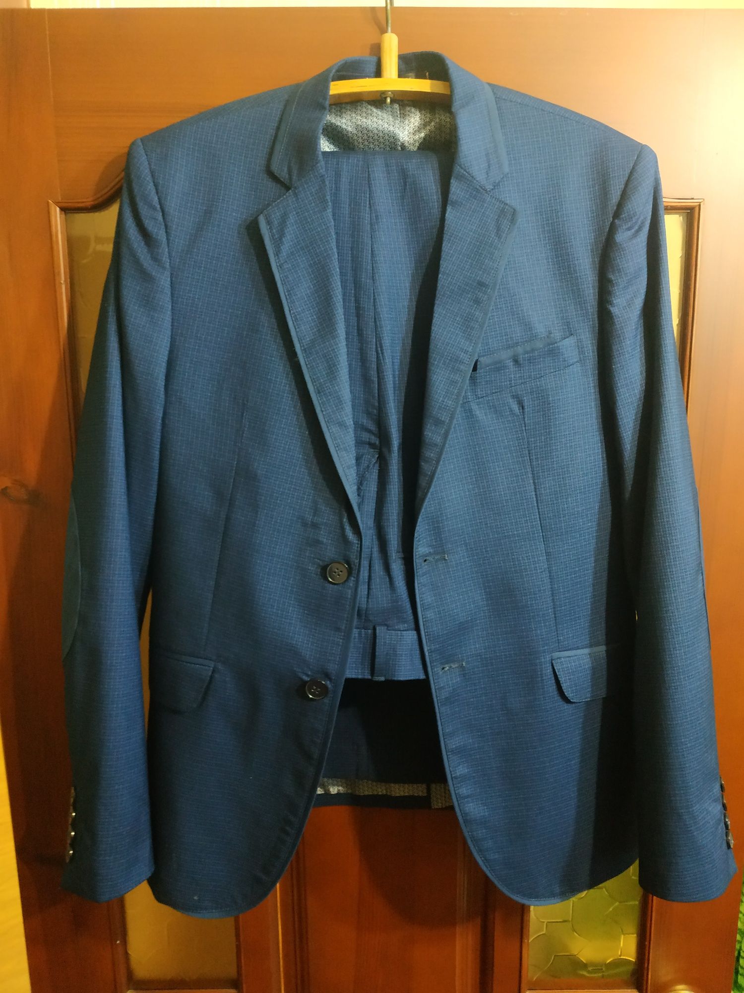 Продам мужской костюм б/у в хорошем состоянии, цвет синий в мелкую кл