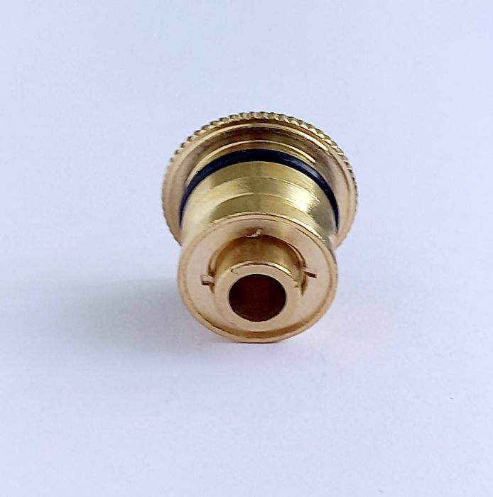 Втулка крышки водяного блока газовой колонки юнкерс бош.