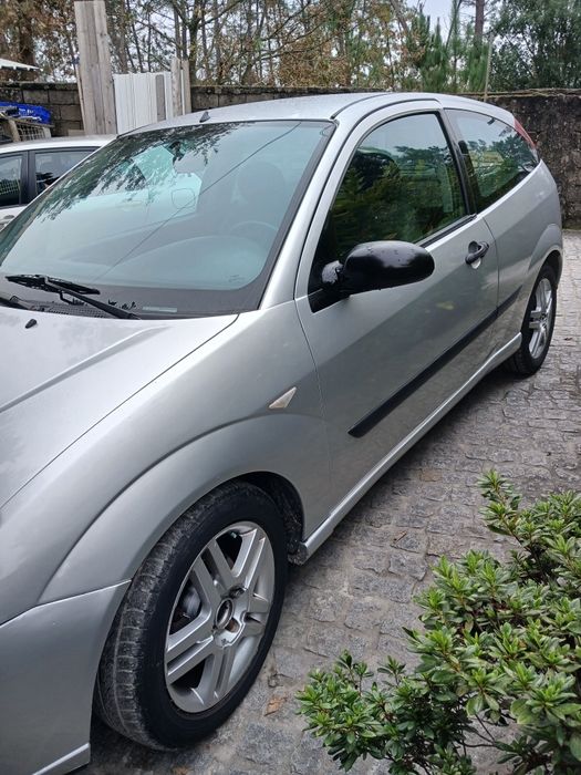 Ford Focus cinzenta