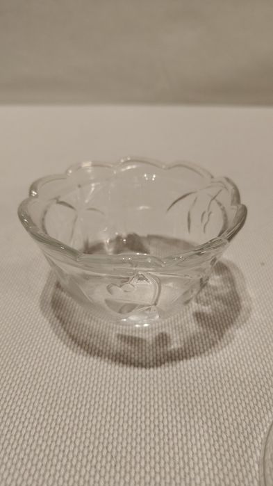 Szklana cukiernica bomboniera z przykrywką