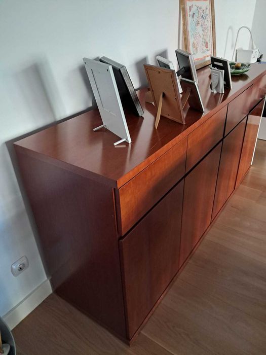 Sala de jantar : Mesa de jantar extensível + aparador + 4 cadeiras.