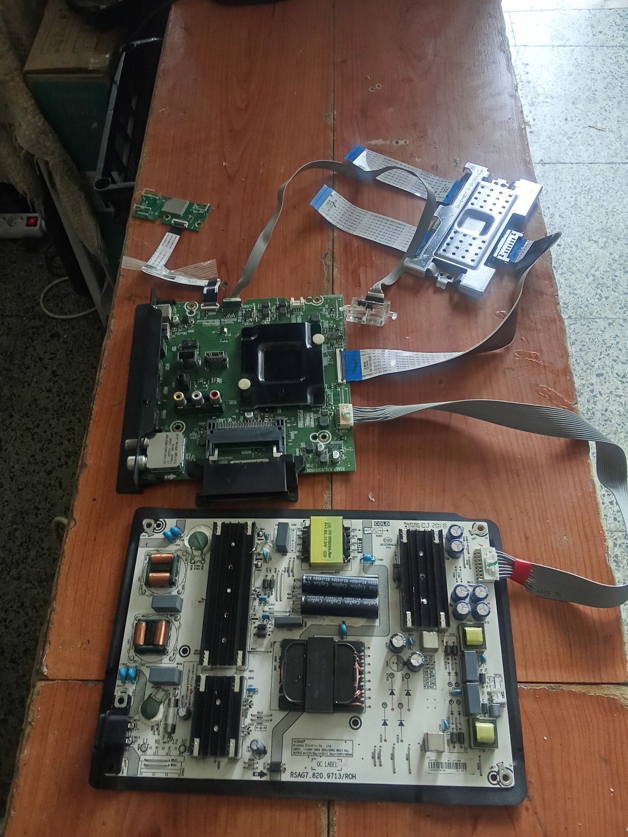 Conjunto Hisense, mainboard e fonte e acessórios - 03