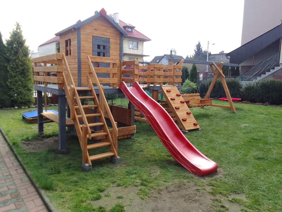 Plac zabaw, domek dla dzieci