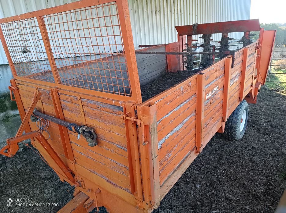 Reboque espalhador de estrume