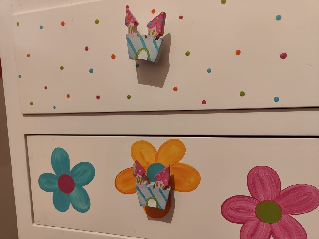 Quarto colorido de menina