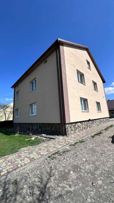 Продається чудовий двоповерховий будинок у мальовничому селі Малинівка