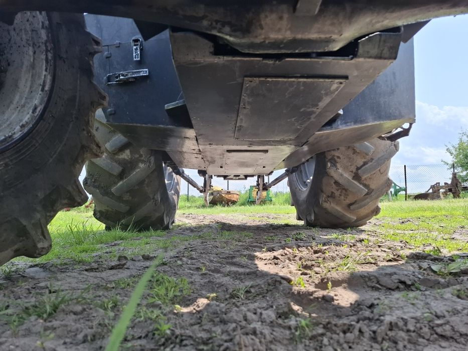 Valtra M150 z zabudową leśną
