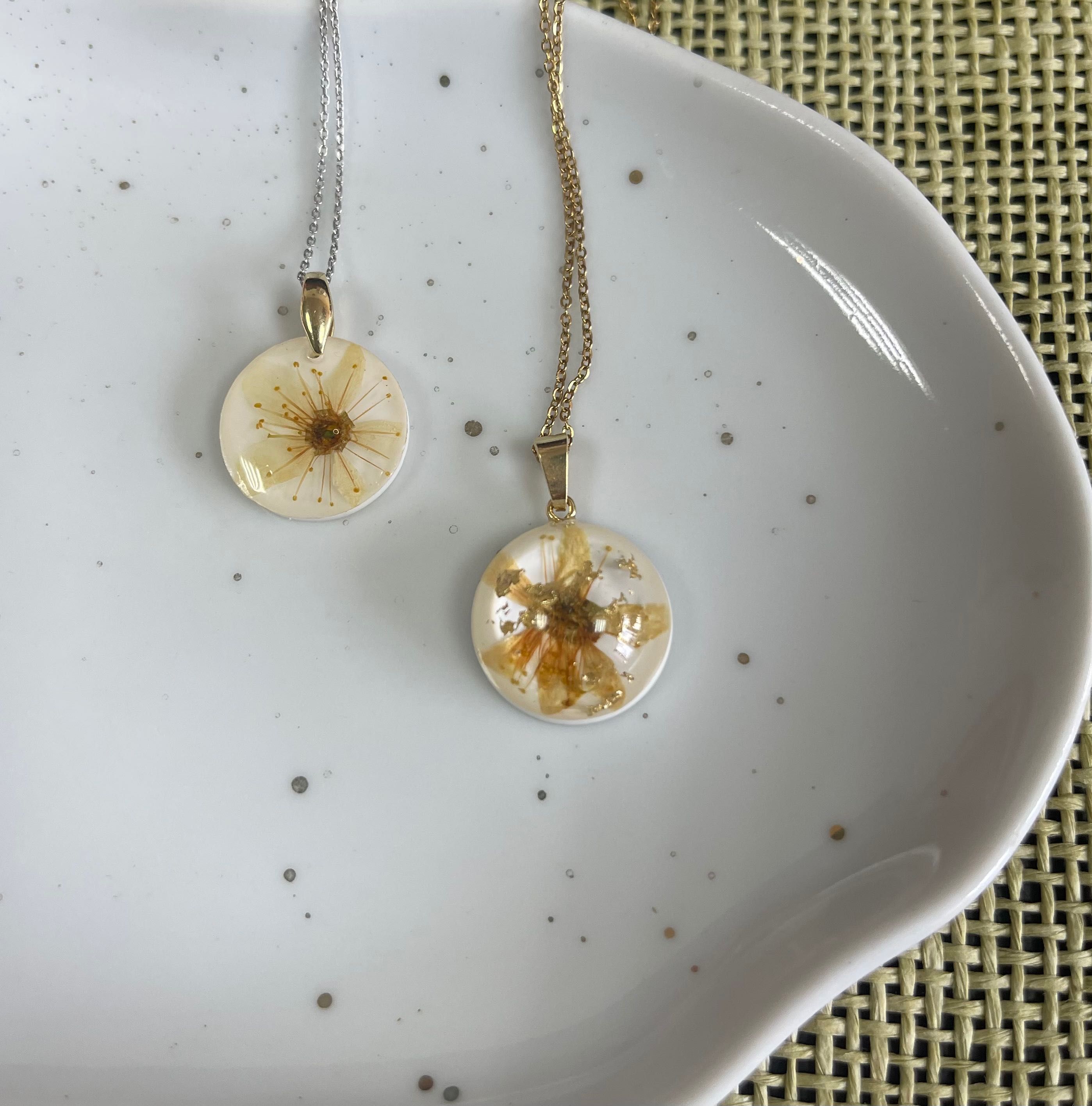 Zawieszka „fleurs jaunes” biżuteria żywica złoto handmade