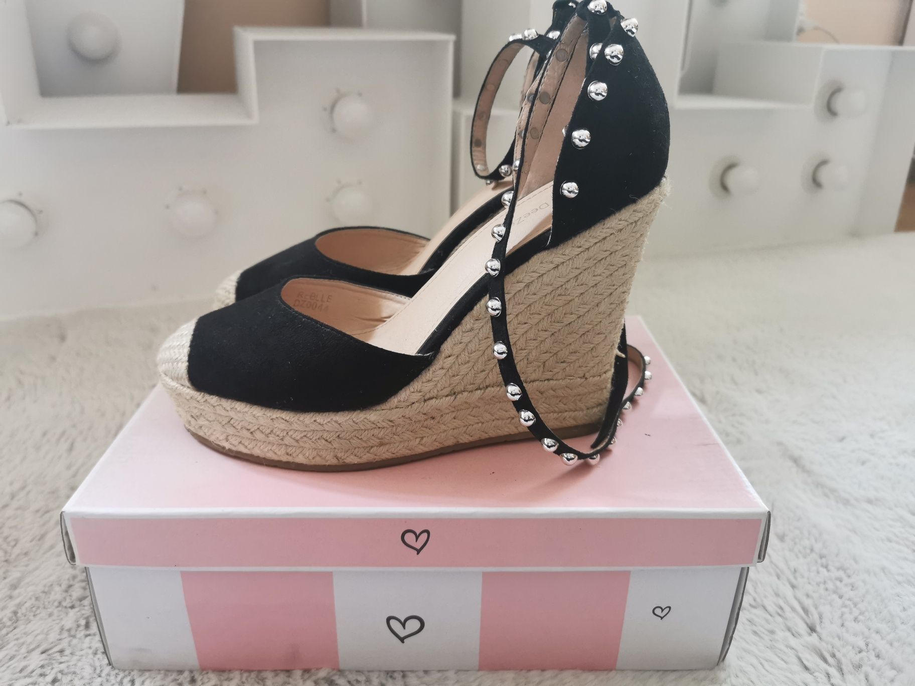 Czarne espadryle na koturnie DeeZee